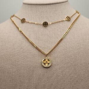 Elegant Gold Pendant Necklace